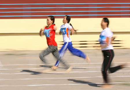 Vận động viên nữ khuyết tật thi chạy.